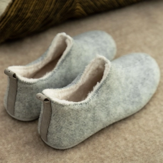 Chinelo Mulher IZUMI – Feltro Bege | Soir & Matin