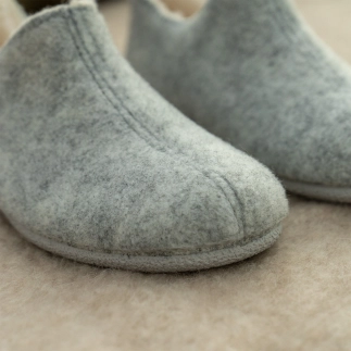Chinelo Mulher IZUMI – Feltro Bege | Soir & Matin