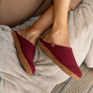 KITA women’s mule slipper in red wool felt — worn view: artisanal comfort and elegance | Soir & Matin