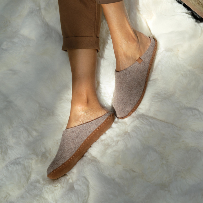 Mule donna KITA in feltro di lana taupe — indossato : comfort ed eleganza artigianale | Soir & Matin