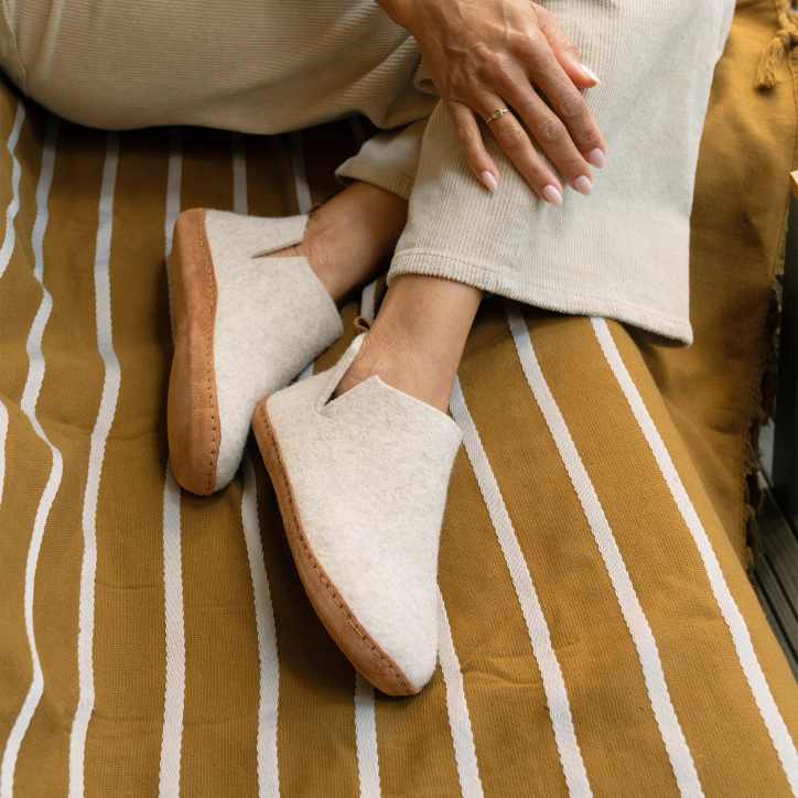 Damespantoffel MIYOSHI van wolvilt beige — materiaalclose-up | Soir & Matin
