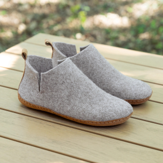 MIYOSHI women’s slipper in taupe wool felt — handcrafted in Spain | Soir & Matin
