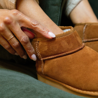 Damen-Boots-Hausschuh OKI aus whiskyfarbenem Leder, mit Wolle gefüttert — Materialdetail | Soir & Matin