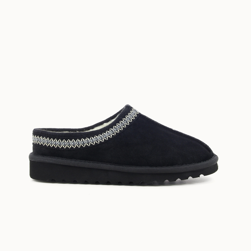 RÉVA women’s mule slipper in black leather, wool lined — side view | Soir & Matin