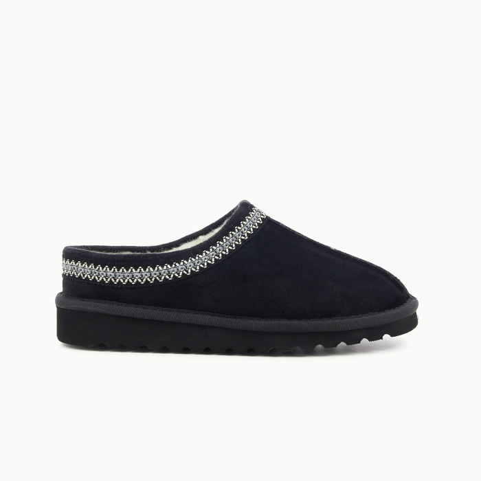 RÉVA women’s mule slipper in black leather, wool lined — side view | Soir & Matin