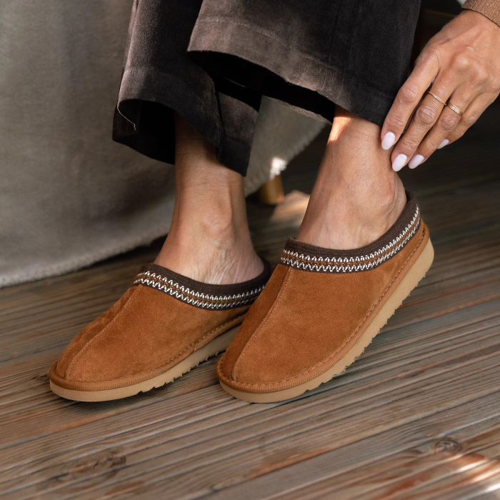 Zapatilla mule mujer RÉVA de cuero whisky, forrada de lana — detalle del material | Soir & Matin