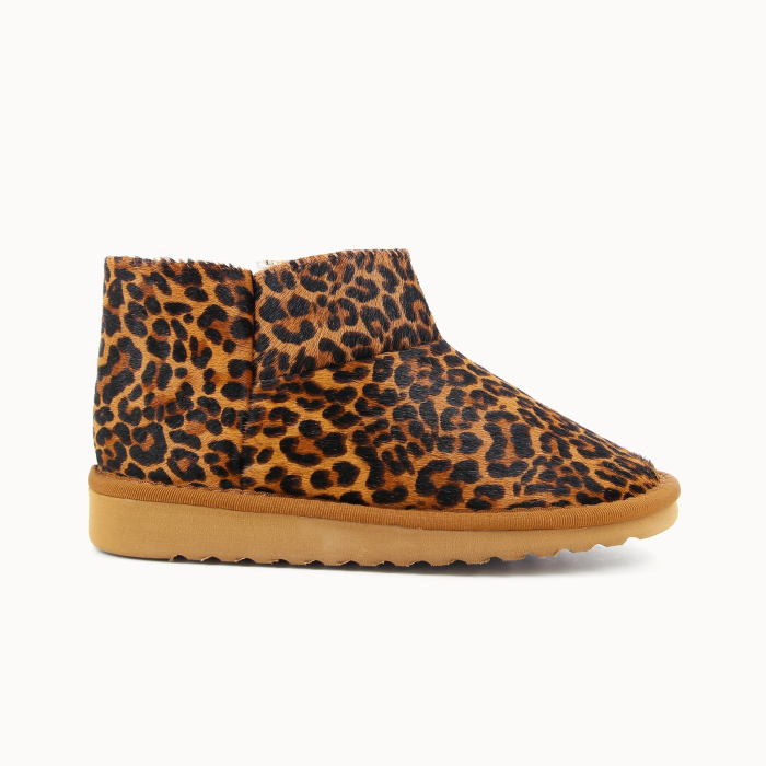 Damen-Boots-Hausschuh TAYLOR aus Leder in Leopardenfell-Optik, mit Wolle gefüttert — Seitenansicht | Soir & Matin