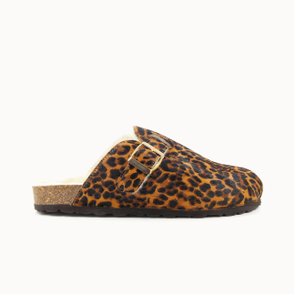 NAMIBIE women’s clog slipper in leopard print calf-hair leather, wool lined — side view | Soir & Matin