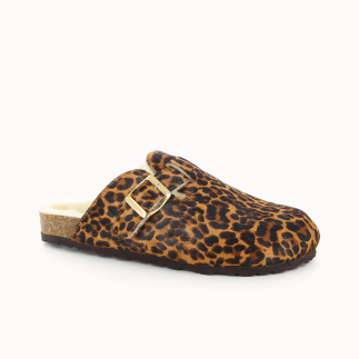 NAMIBIE women’s clog slipper in leopard print calf-hair leather, wool lined — 3/4 view | Soir & Matin