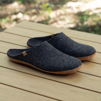 Herenpantoffel mule MAKOTO van antraciet wolvilt — handgemaakt in Spanje | Soir & Matin