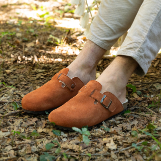 Chausson sabot homme VALERIO cuir whisky, doublure laine — zoom matière | Soir & Matin