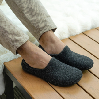 WEBSTER men’s slipper in anthracite wool felt — material close-up | Soir & Matin