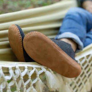 NAGANO men’s slipper in anthracite wool felt — material close-up | Soir & Matin
