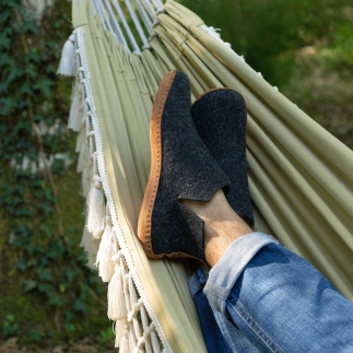 NAGANO men’s slipper in anthracite wool felt — worn view: artisanal comfort and elegance | Soir & Matin