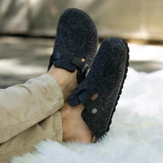 Zapatilla zueco hombre LOFT en fieltro de lana antracita — detalle del material | Soir & Matin