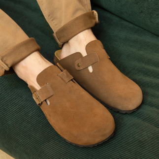 Chausson sabot homme en cuir marron — vue porté : confort et élégance artisanale | Soir & Matin