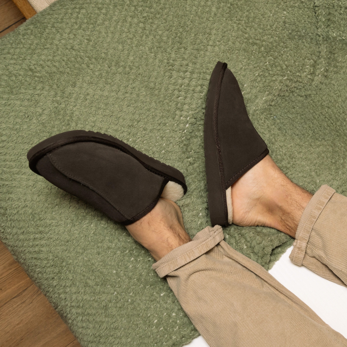 Herenpantoffel mule JERO truffelkleurig leer, met wol gevoerd — gedragen: ambachtelijk comfort en elegantie | Soir & Matin