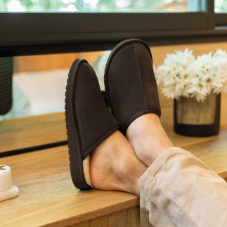 JERO men’s mule slipper in truffle leather with wool lining — material close-up | Soir & Matin