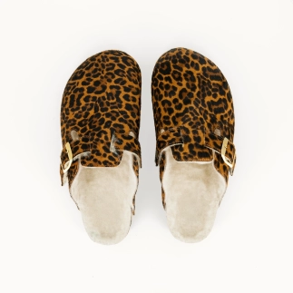 NAMIBIE women’s clog slipper in leopard print calf-hair leather, wool lined — top view | Soir & Matin