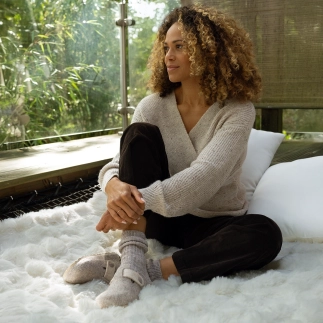 Chausson sabot femme en feutre de laine taupe — vue porté : confort et élégance artisanale | Soir & Matin