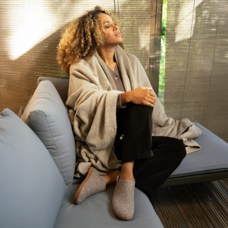 MIYOSHI women’s slipper in taupe wool felt — worn view: artisanal comfort and elegance | Soir & Matin