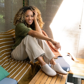 MIYOSHI women’s slipper in beige wool felt — worn view: artisanal comfort and elegance | Soir & Matin