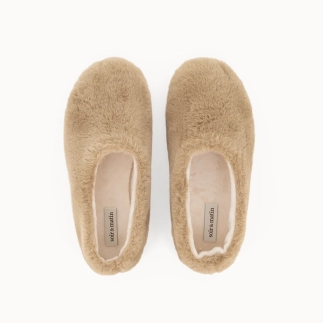 ROMANE women’s slipper in camel faux‑fur textile — top view | Soir & Matin