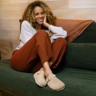 SALOMÉ women’s clog slipper in caffè latte leather, wool lined — worn view: artisanal comfort and elegance | Soir & Matin