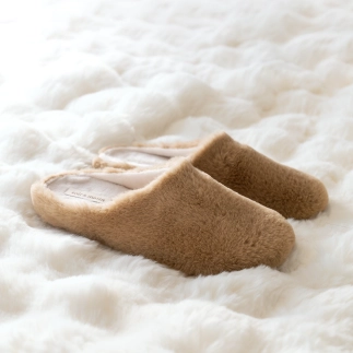 Chausson femme mule Neha en textile fausse fourrure camel — fait main en Espagne | Soir & Matin