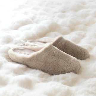 Women’s mule slippers Neha in taupe faux fur fabric — handmade in Spain | Soir & Matin