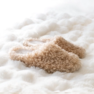 Chausson femme mule FRANCESCA en textile bouclé camel — fait main en Espagne | Soir & Matin