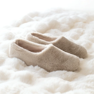 Chinelo mulher Romane em têxtil de pelo sintético taupe — feito à mão em Espanha | Soir & Matin