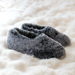 Chausson femme BIBI en textile fausse fourrure poils longs noir — fait main en Espagne | Soir & Matin