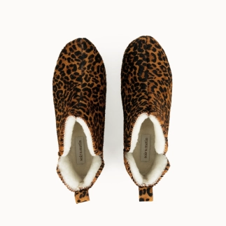 Chinelo mulher LÉONIE em pele efeito pelo com padrão leopardo, forrado de lã — vista de cima | Soir & Matin