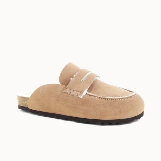 Zapatilla mujer SILVANA de cuero beige, forrada de lana — imagen de ambiente en una hamaca | Soir & Matin